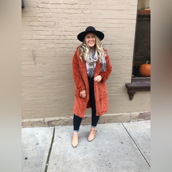 Meet your Posher, Danielle 🫶🏽 - Picture 6 of 9